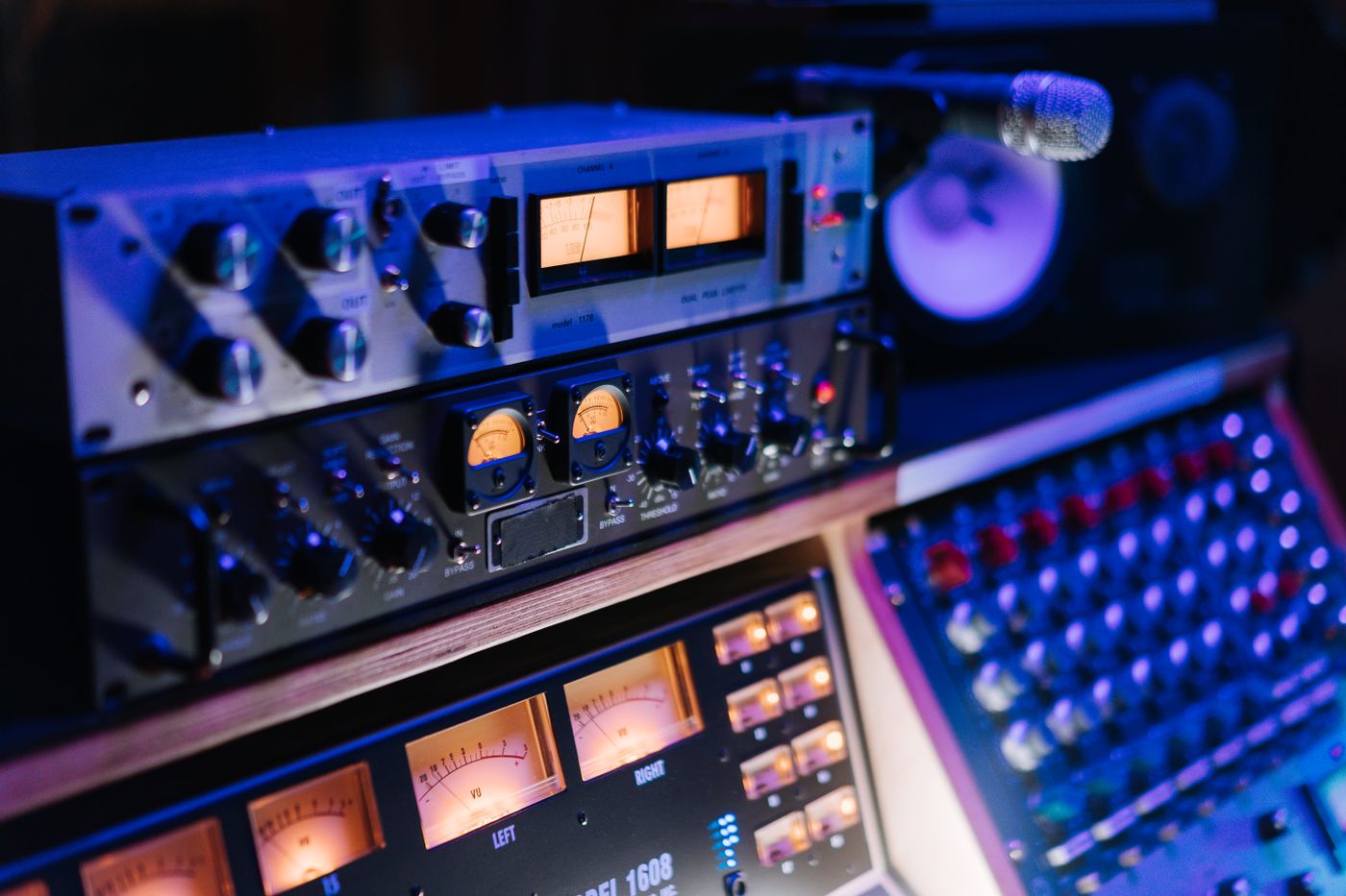 Estudio musical profesional con consola de mezcla y equipamiento de audio
