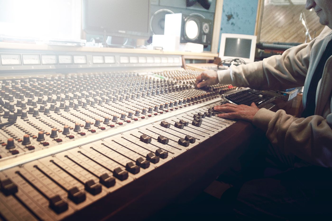 Ingeniero de sonido operando una consola de mezcla en un estudio musical